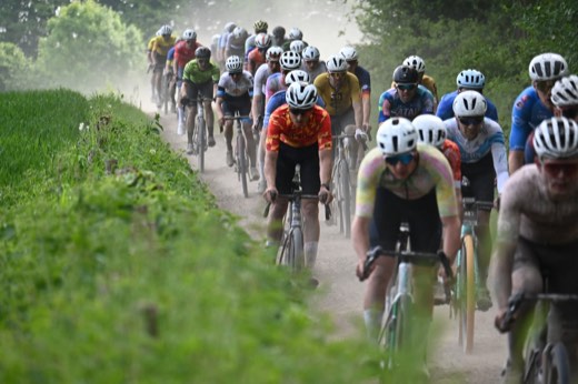 Peloton de gravel sur un chemin entouré de verdure