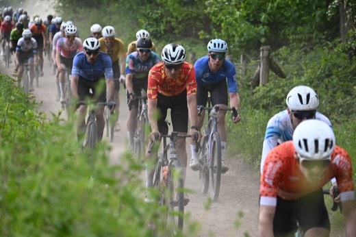 Coureurs en plein effort dans la poussière