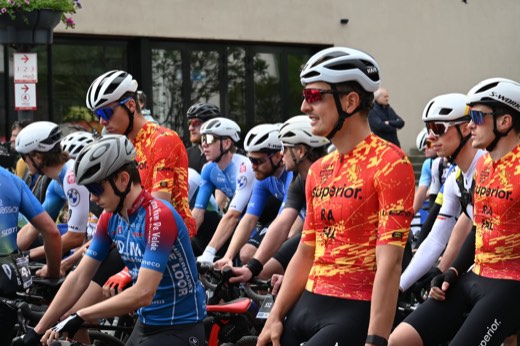 Coureurs du team au départ d'une course de gravel