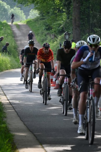 Coureuse du team en course de gravel