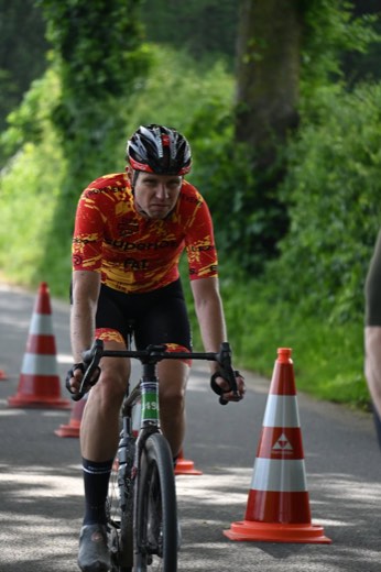 Coureur du team en effort sur le parcours