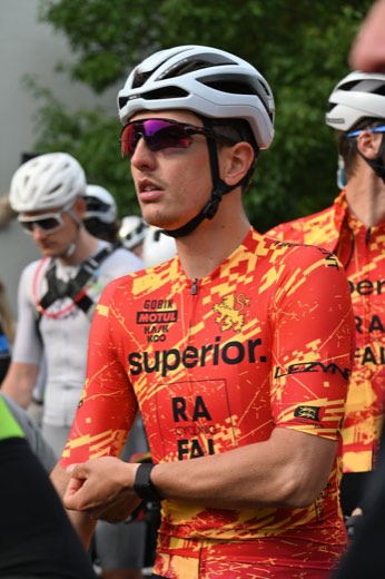 Coureur en danseuse pendant la course