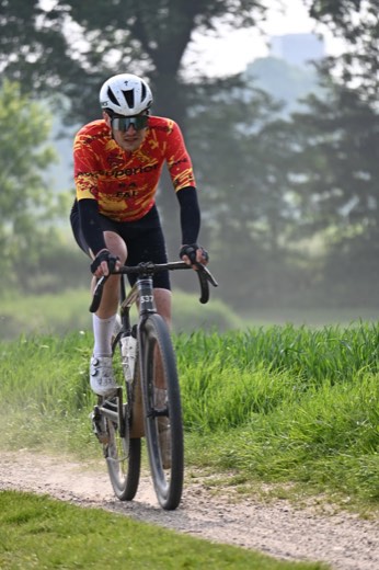 Coureur du Team Galactic Gravel en action