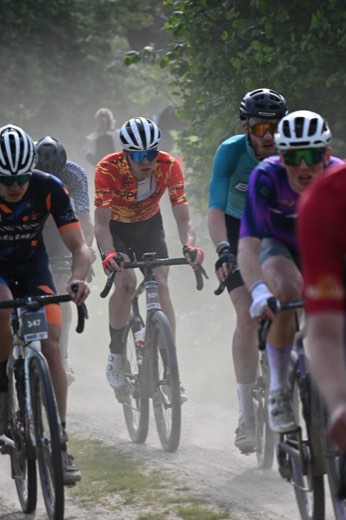 Coureur du team franchissant un obstacle