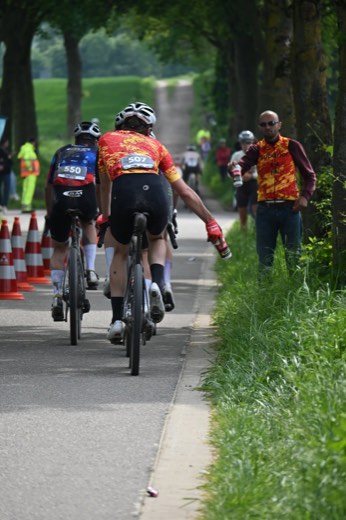 Coureur du team concentré sur le parcours