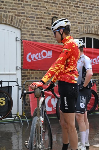 Coureur du Team Galactic Gravel sur les chemins normands