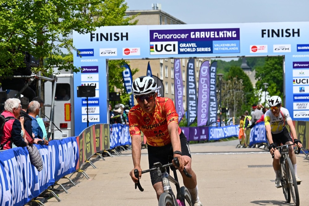 Coureur du team franchissant la ligne d'arrivée d'une UCI Gravel World Series