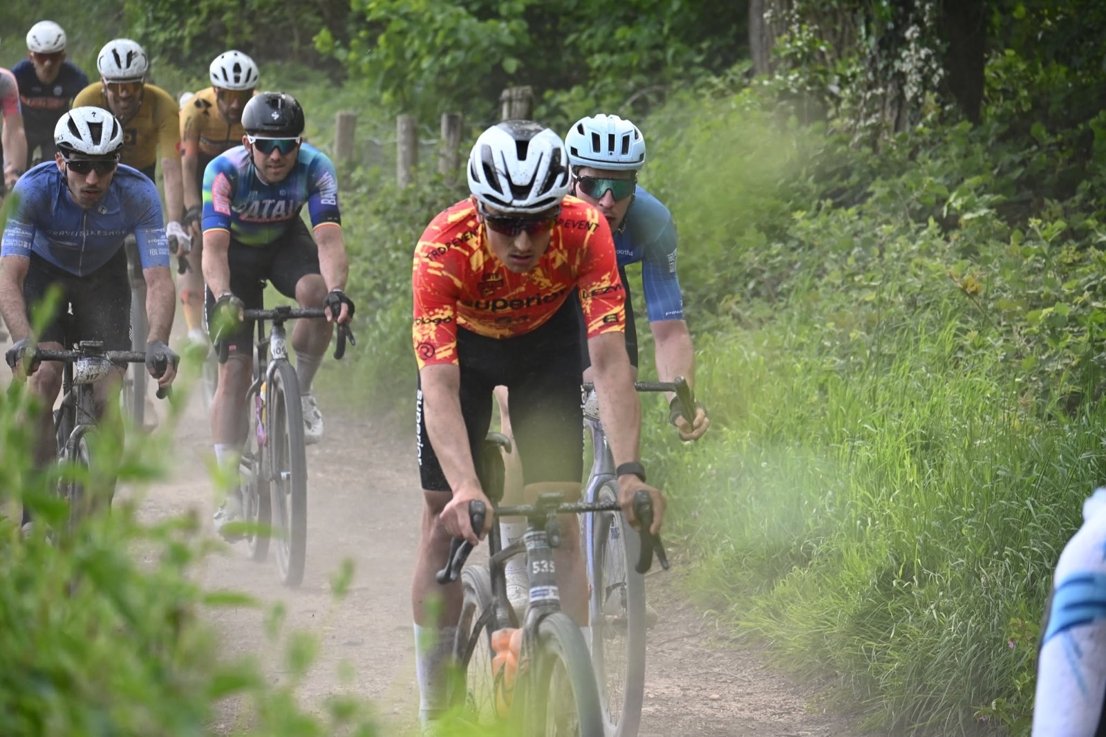 Coureur du Team Galactic Gravel en tête sur un chemin de gravier